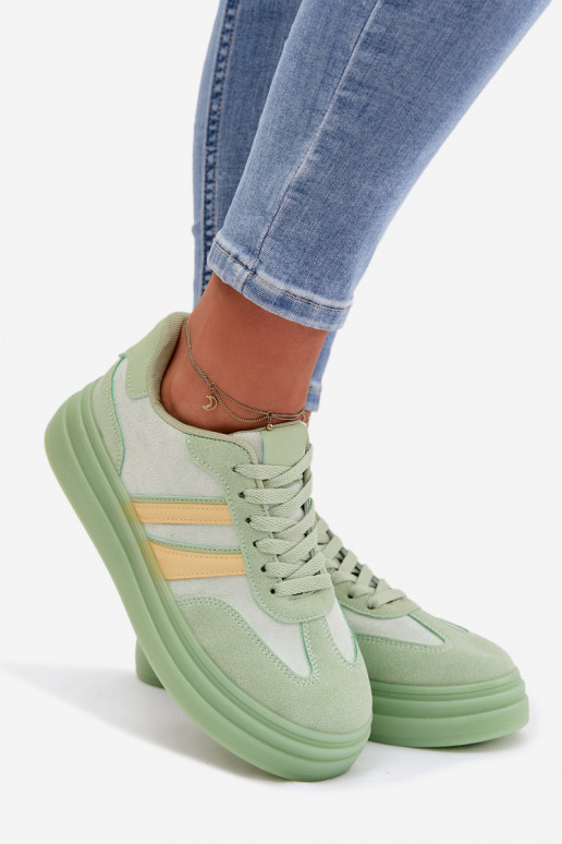 Zapatillas modelo zapatos. Femenino con una plataforma color verde Galleria