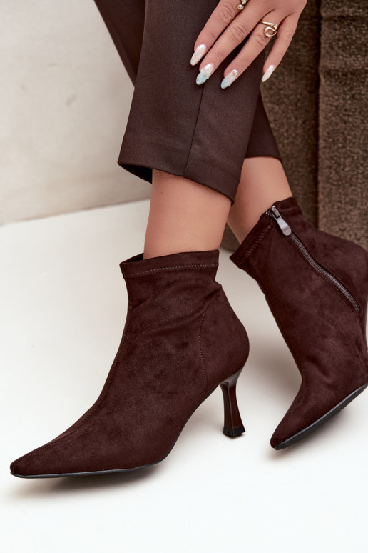 Botines de mujer con tacón delgado y costuras en color chocolate Clancy