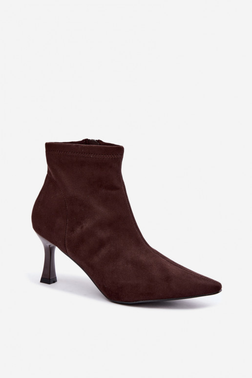 Botines de mujer con tacón delgado y costuras en color chocolate Clancy