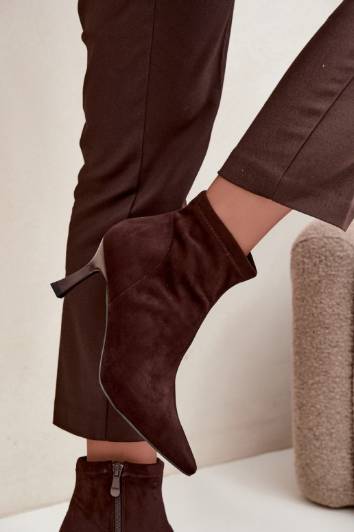 Botines de mujer con tacón delgado y costuras en color chocolate Clancy