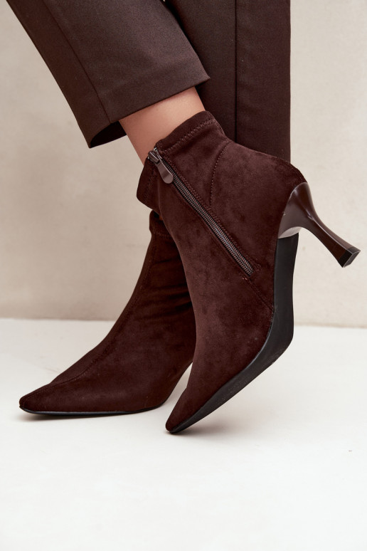 Botines de mujer con tacón delgado y costuras en color chocolate Clancy