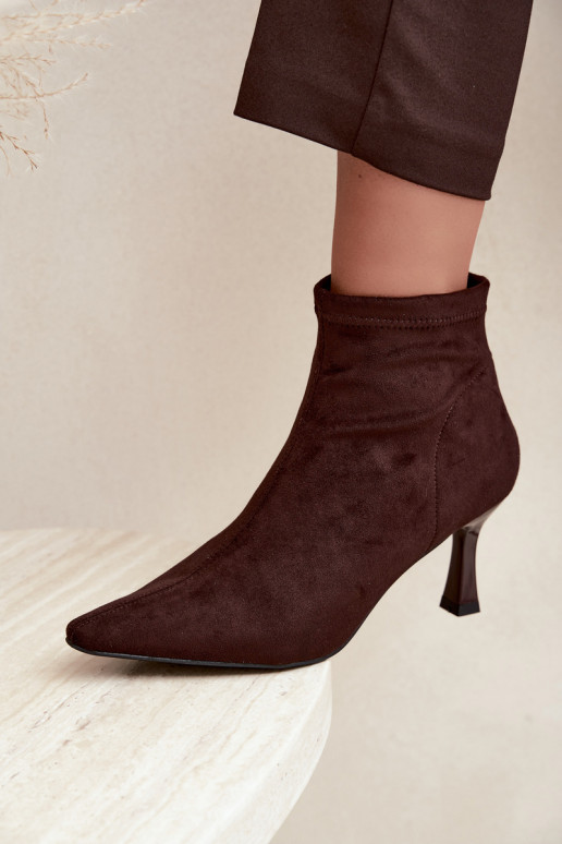 Botines de mujer con tacón delgado y costuras en color chocolate Clancy