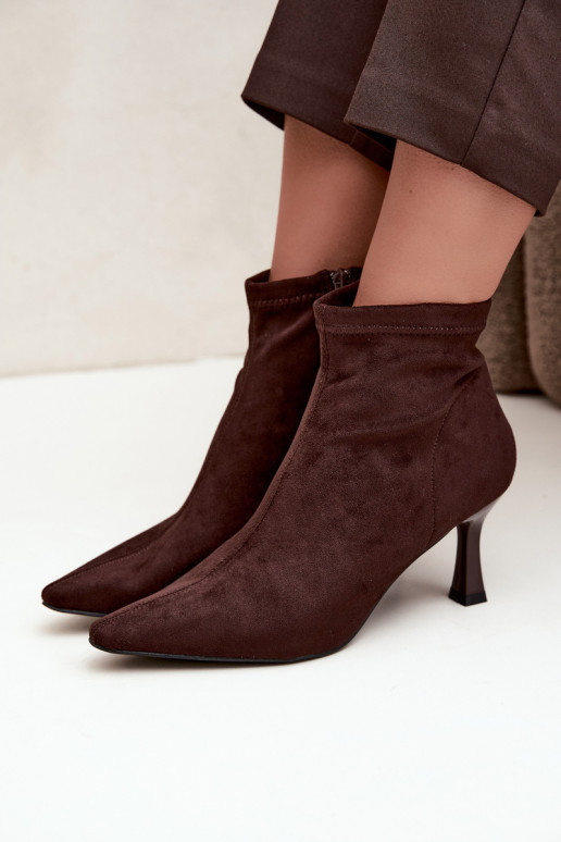 Botines de mujer con tacón delgado y costuras en color chocolate Clancy