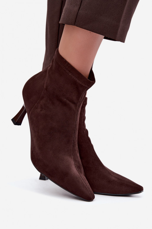 Botines de mujer con tacón delgado y costuras en color chocolate Clancy