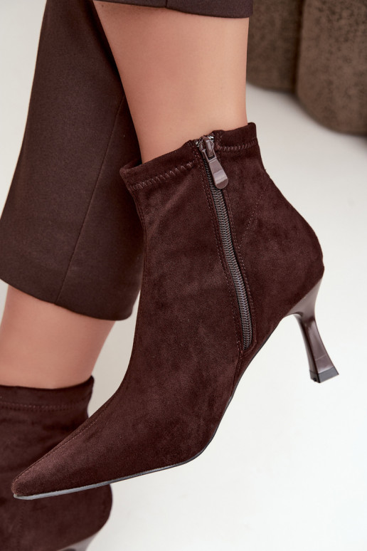 Botines de mujer con tacón delgado y costuras en color chocolate Clancy