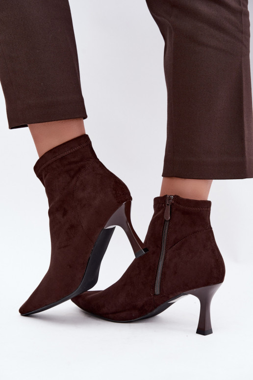 Botines de mujer con tacón delgado y costuras en color chocolate Clancy