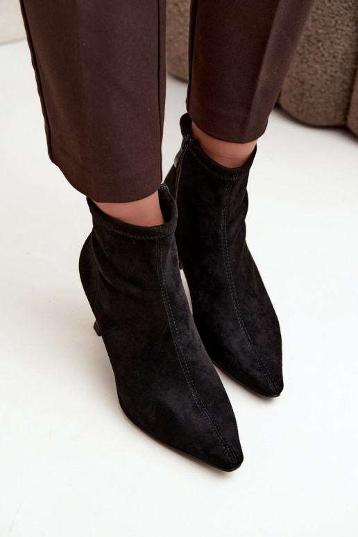 Botines de mujer con tacón delgado y costuras en color negro Clancy