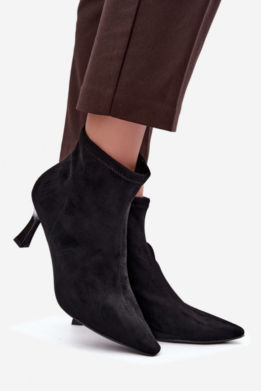 Botines de mujer con tacón delgado y costuras en color negro Clancy