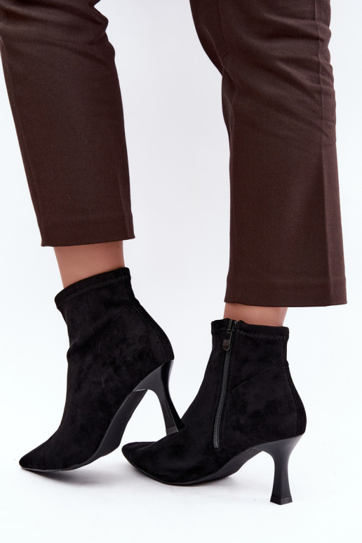 Botines de mujer con tacón delgado y costuras en color negro Clancy