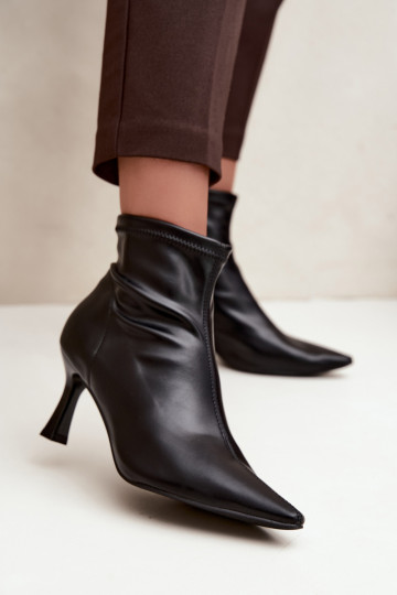 Botines de mujer con tacón delgado y costuras de cuero sintético en color negro Clancy 2