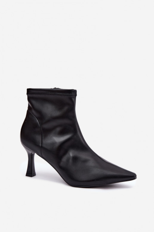 Botines de mujer con tacón delgado y costuras de cuero sintético en color negro Clancy