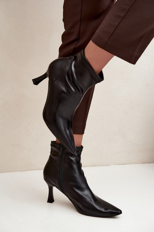 Botines de mujer con tacón delgado y costuras de cuero sintético en color negro Clancy