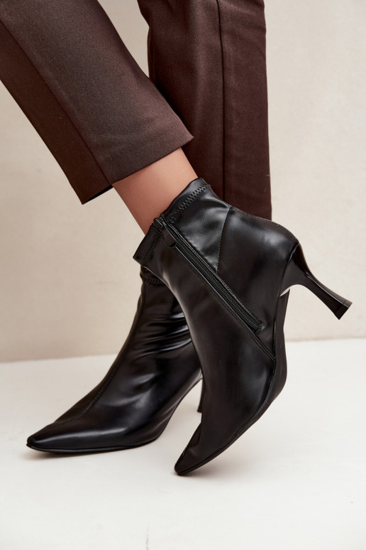 Botines de mujer con tacón delgado y costuras de cuero sintético en color negro Clancy