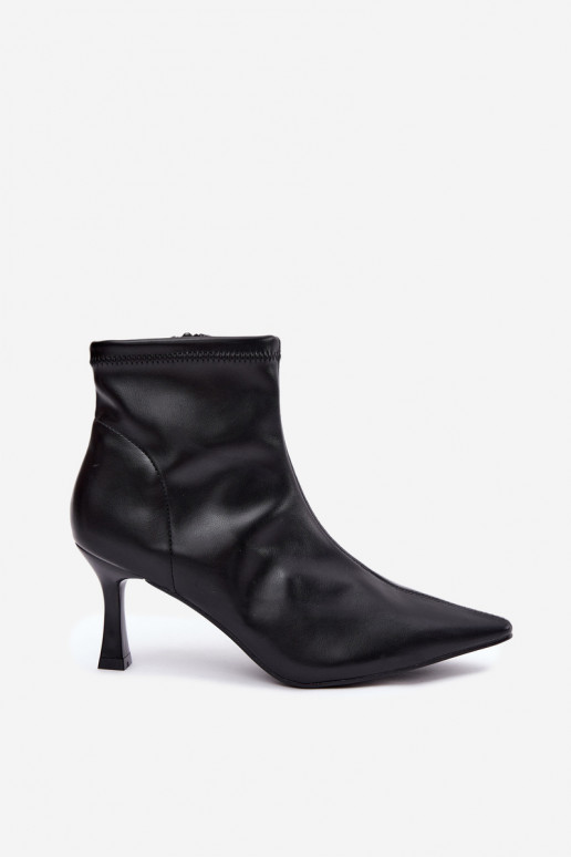 Botines de mujer con tacón delgado y costuras de cuero sintético en color negro Clancy