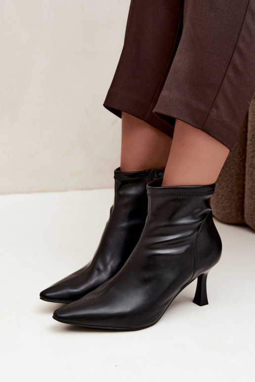 Botines de mujer con tacón delgado y costuras de cuero sintético en color negro Clancy