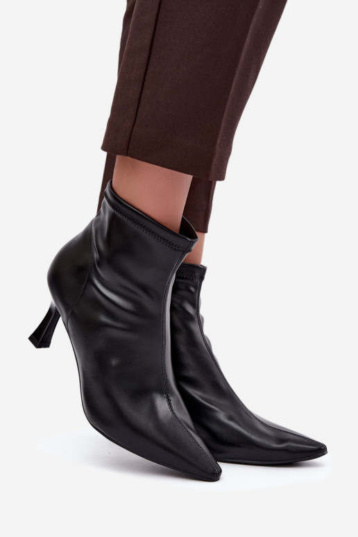 Botines de mujer con tacón delgado y costuras de cuero sintético en color negro Clancy