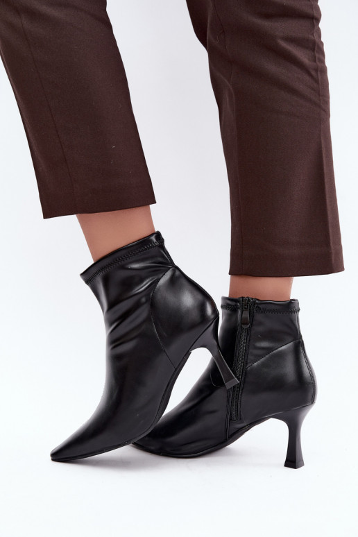 Botines de mujer con tacón delgado y costuras de cuero sintético en color negro Clancy
