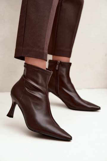 Botines de mujer con tacón delgado y costuras de cuero sintético en color chocolate Clancy