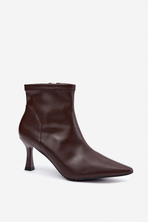 Botines de mujer con tacón delgado y costuras de cuero sintético en color chocolate Clancy