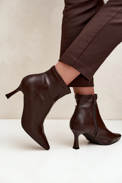 Botines de mujer con tacón delgado y costuras de cuero sintético en color chocolate Clancy