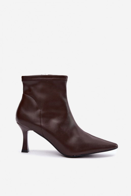 Botines de mujer con tacón delgado y costuras de cuero sintético en color chocolate Clancy