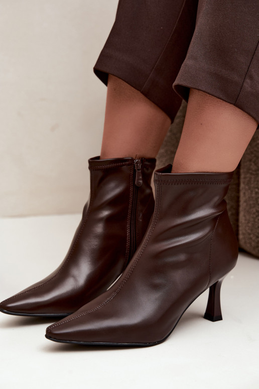 Botines de mujer con tacón delgado y costuras de cuero sintético en color chocolate Clancy