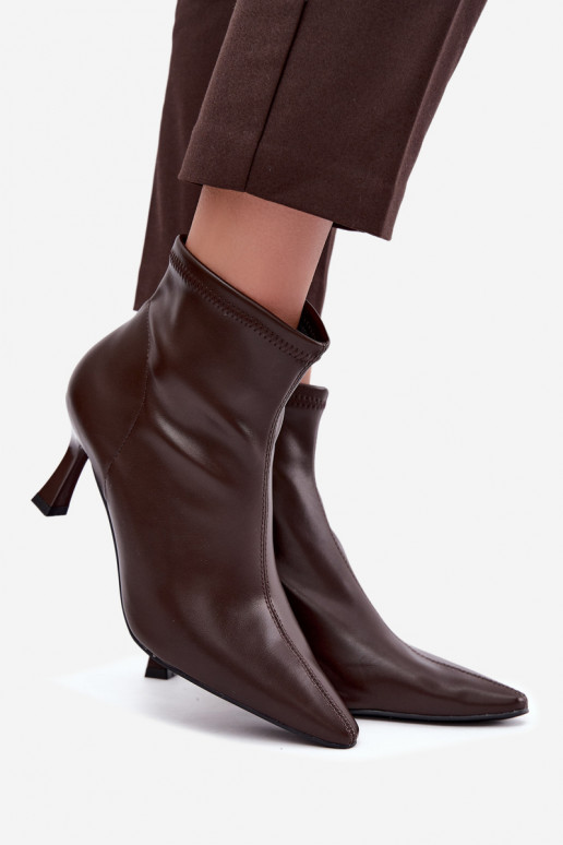 Botines de mujer con tacón delgado y costuras de cuero sintético en color chocolate Clancy