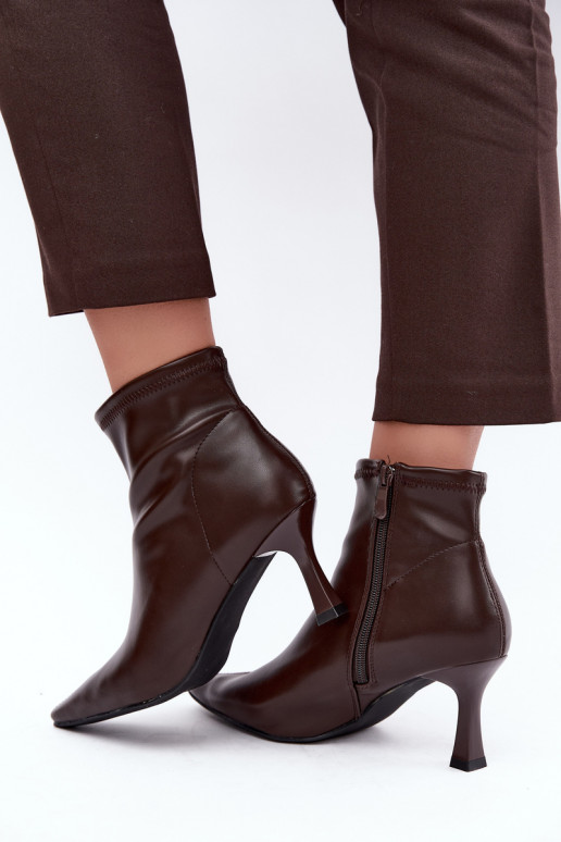 Botines de mujer con tacón delgado y costuras de cuero sintético en color chocolate Clancy