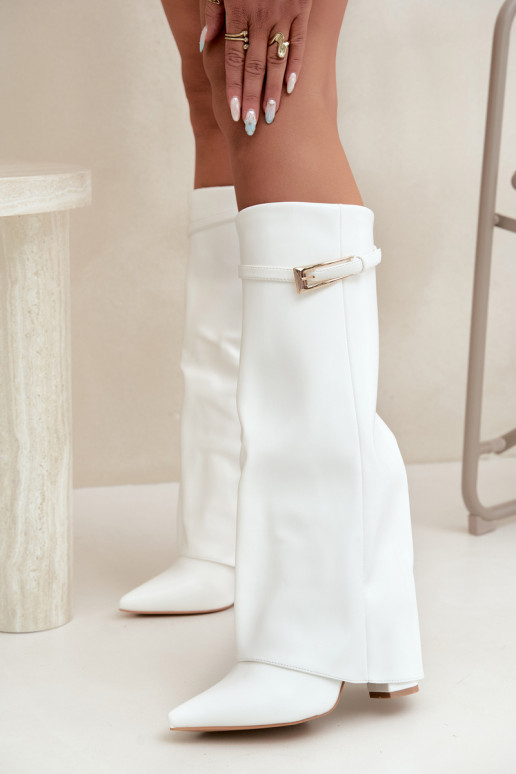 Botas largas con tacón y caña cosida con hebillas en color blanco Amrie