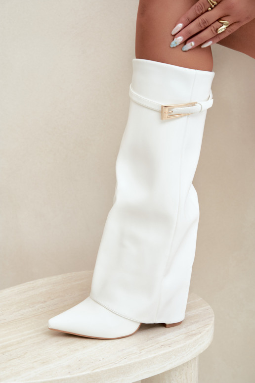 Botas largas con tacón y caña cosida con hebillas en color blanco Amrie