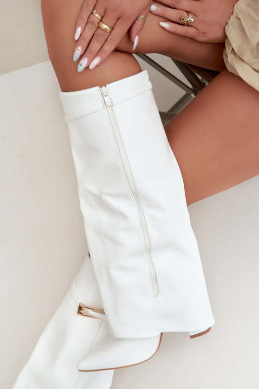Botas largas con tacón y caña cosida con hebillas en color blanco Amrie