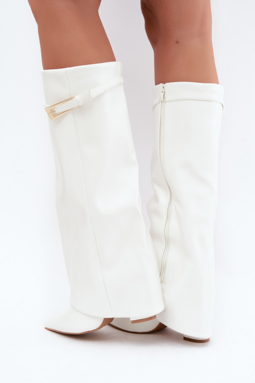 Botas largas con tacón y caña cosida con hebillas en color blanco Amrie