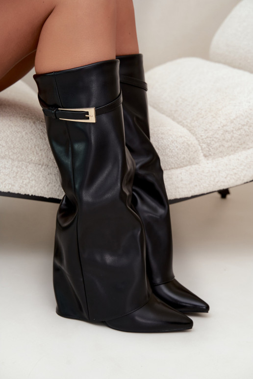 Botas largas con tacón y caña cosida con hebillas en color negro Amrie