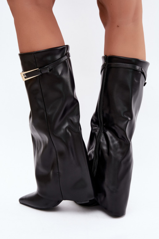 Botas largas con tacón y caña cosida con hebillas en color negro Amrie