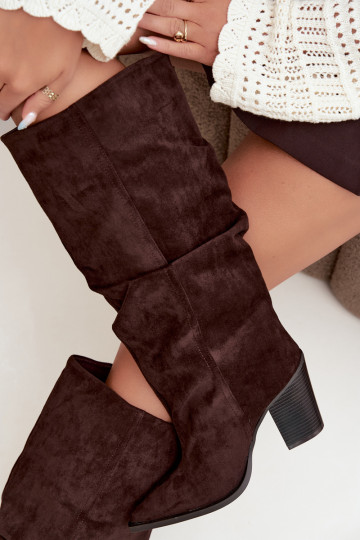 Botines de color chocolate con tacones y volantes Jensy