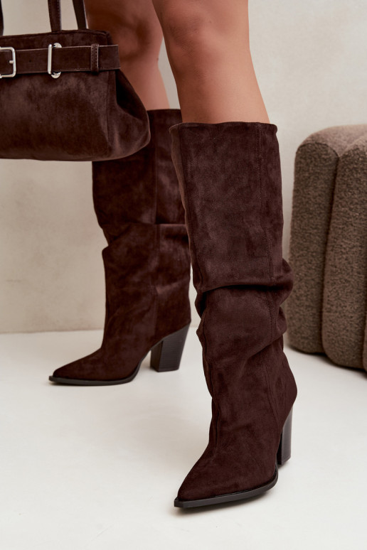 Botines de color chocolate con tacones y volantes Jensy