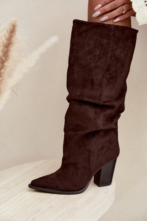 Botines de color chocolate con tacones y volantes Jensy