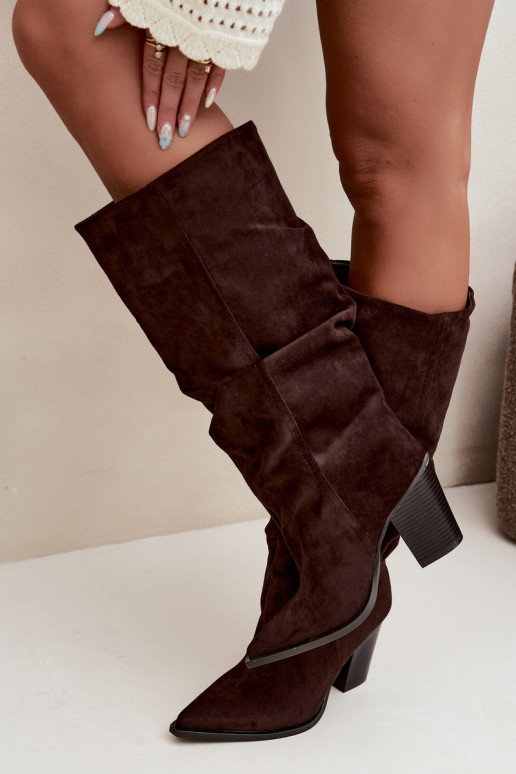 Botines de color chocolate con tacones y volantes Jensy