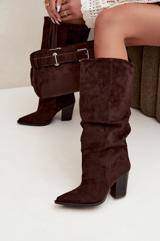 Botines de color chocolate con tacones y volantes Jensy