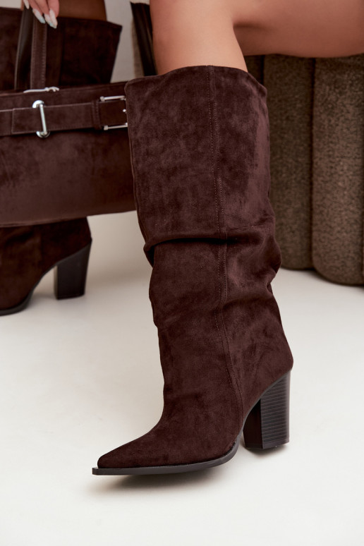 Botines de color chocolate con tacones y volantes Jensy