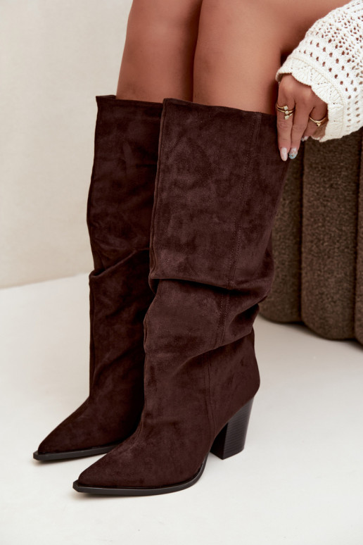 Botines de color chocolate con tacones y volantes Jensy