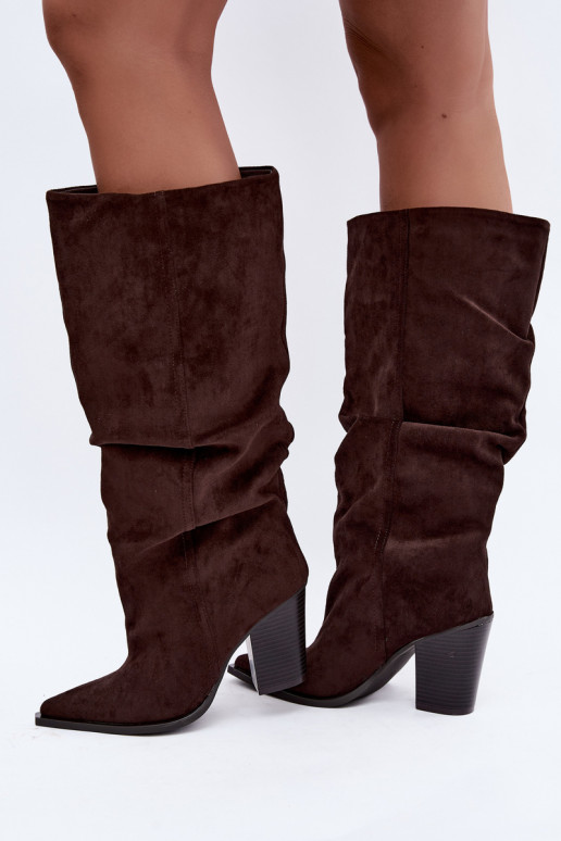 Botines de color chocolate con tacones y volantes Jensy