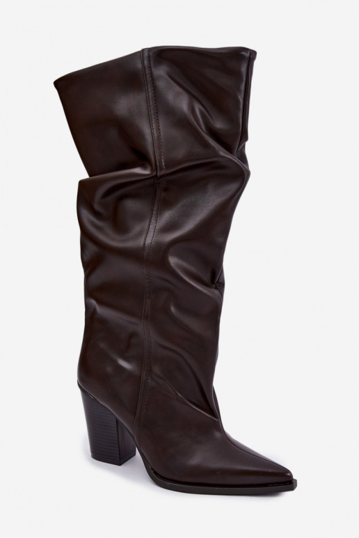 Botines de color chocolate con tacones y volantes de cuero sintético Jensy