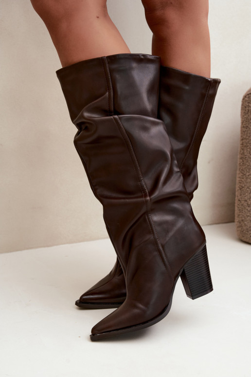 Botines de color chocolate con tacones y volantes de cuero sintético Jensy