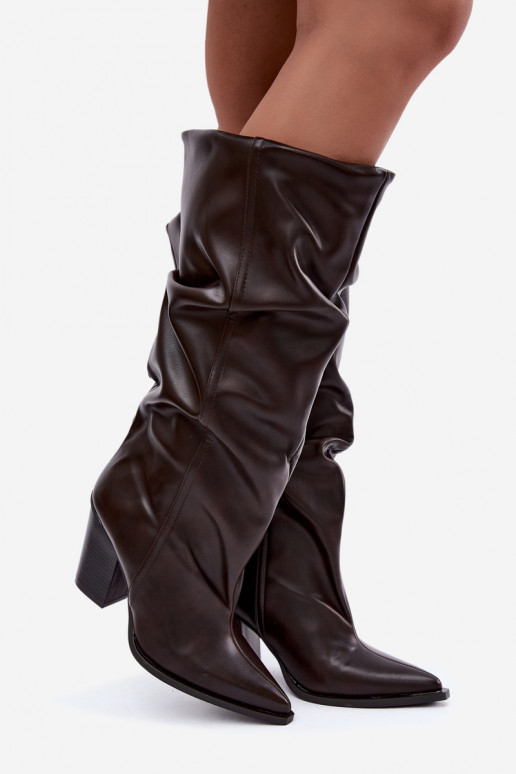 Botines de color chocolate con tacones y volantes de cuero sintético Jensy