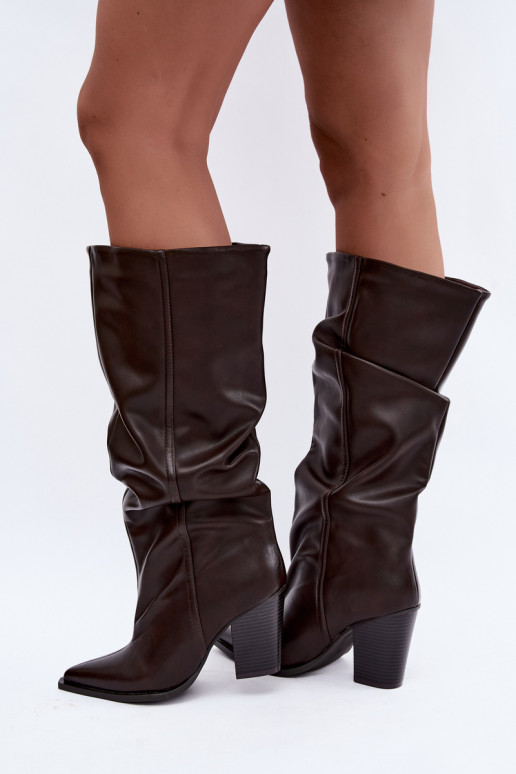 Botines de color chocolate con tacones y volantes de cuero sintético Jensy