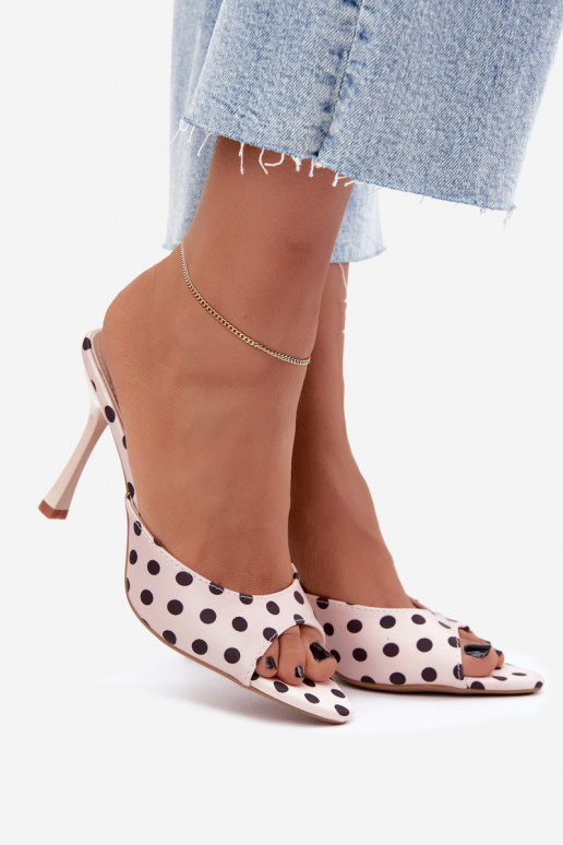 Sandalias con tacones finos y lunares en color arena Pevra