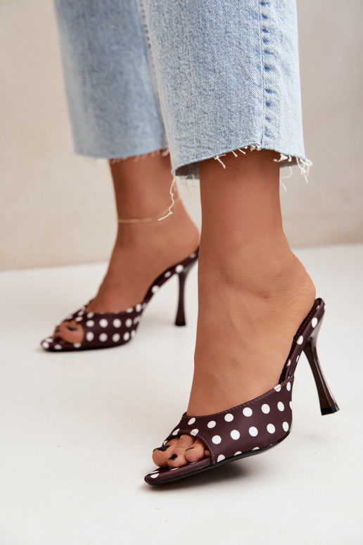 Sandalias con tacones finos y lunares de color chocolate Pevra
