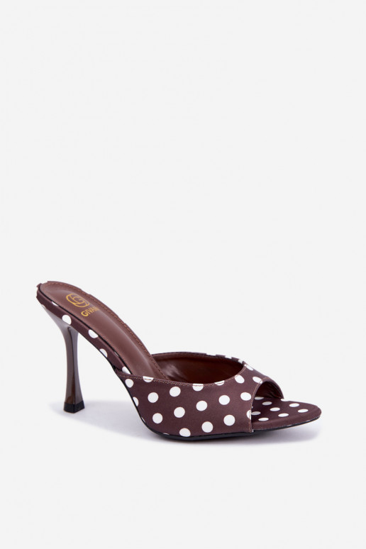 Sandalias con tacones finos y lunares de color chocolate Pevra