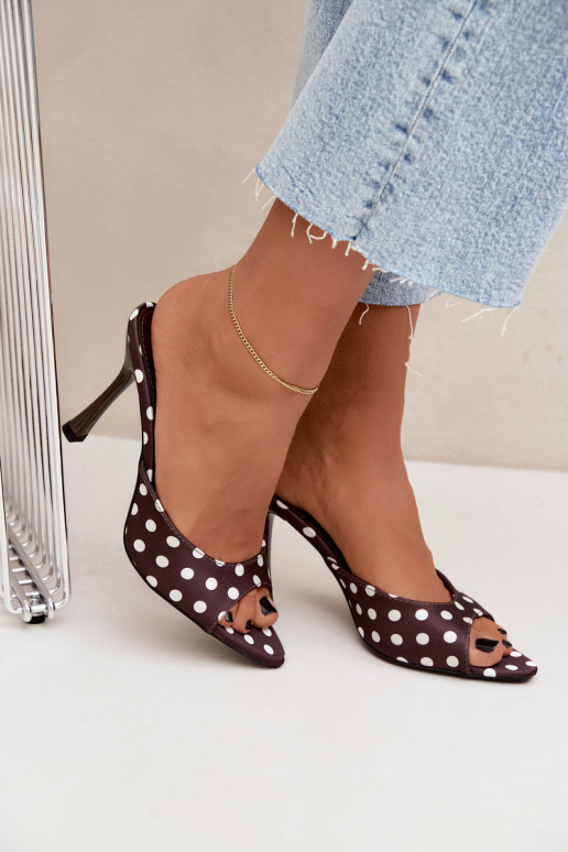 Sandalias con tacones finos y lunares de color chocolate Pevra